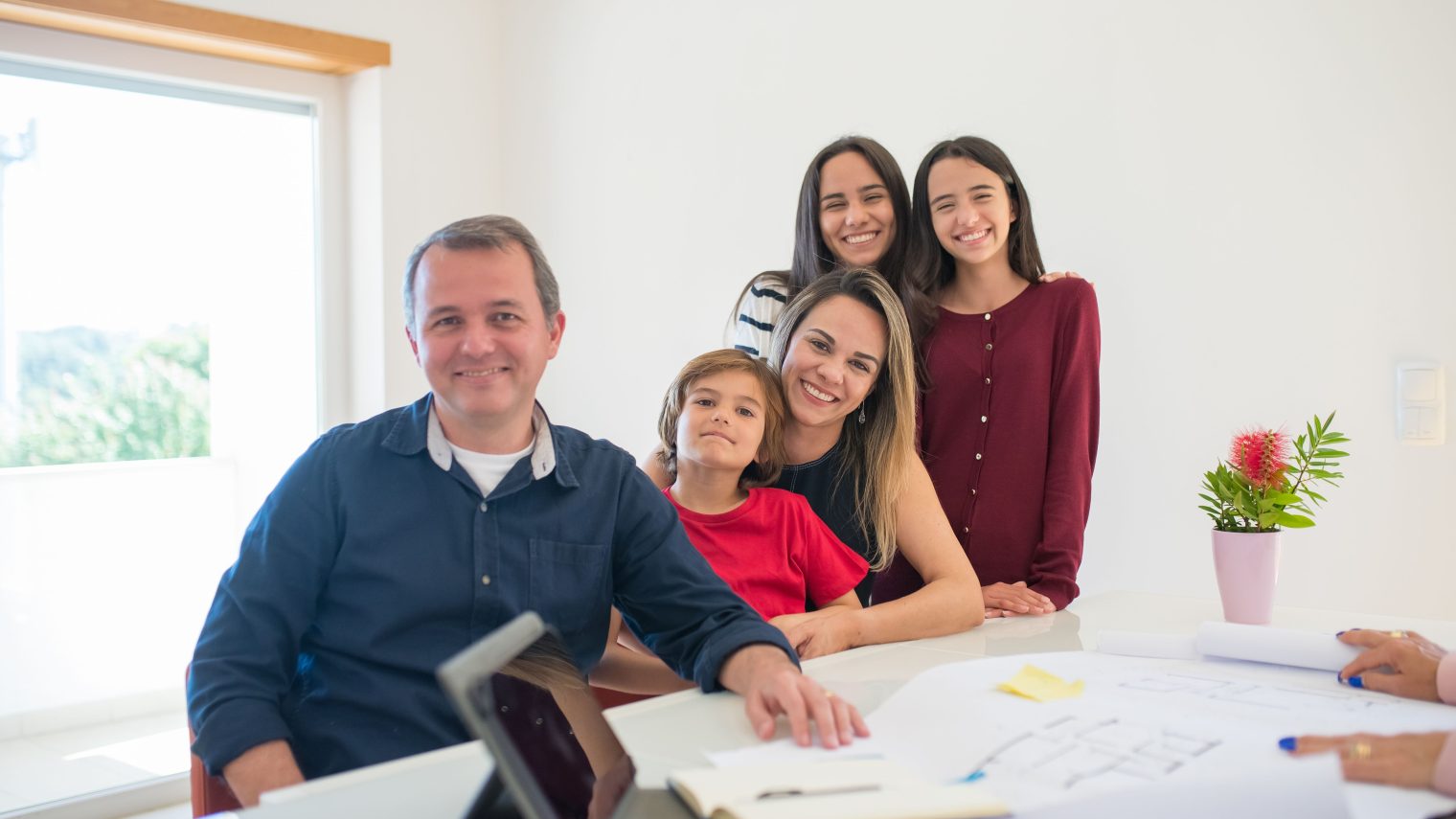 Padre e figli a confronto in ufficio che discutono dei risultati e del futuro dell'azienda